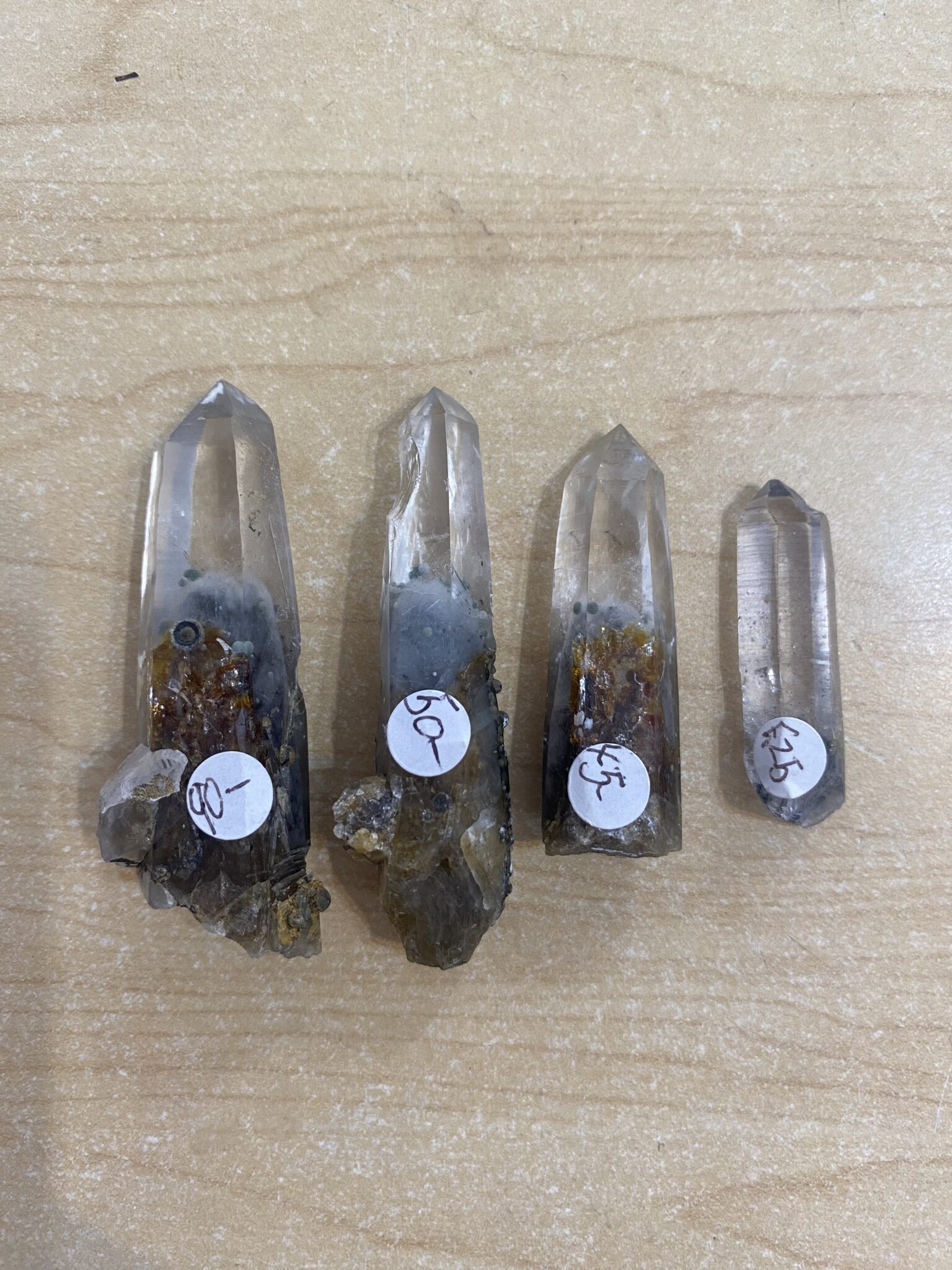 Chlorite spheres in quartz with hematite incluions