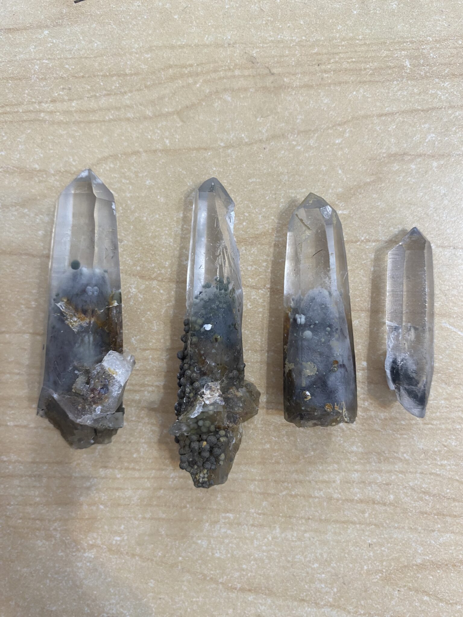 Chlorite spheres in quartz with hematite incluions